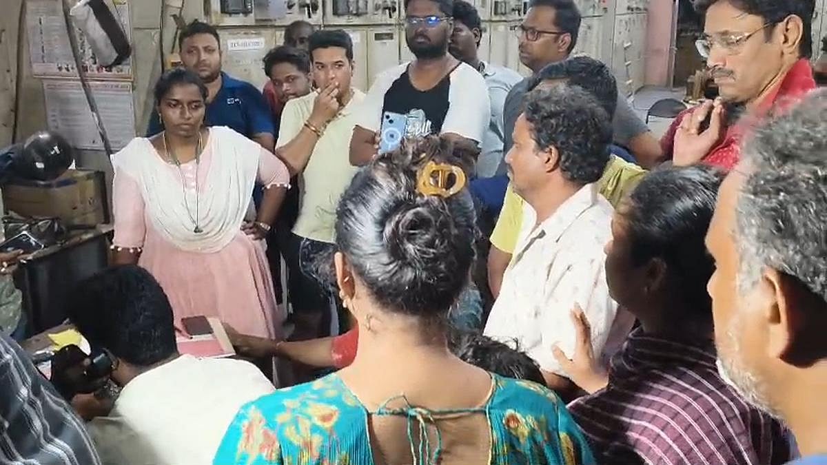 “பகலில் சட்டம் ஒழுங்கு பிரச்சினைகள்.. இரவில் மின்வெட்டு..” : TVK ஆட்சியின் சாதனை - முரசொலி காட்டம்!