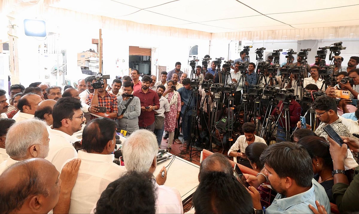 “த.வெ.க அரசு காப்பி பேஸ்ட் அரசு ;
ஆளுநர் உரையை வன்மையாகக் கண்டிக்கிறோம்” : உதயநிதி ஸ்டாலின் முழு பேட்டி!