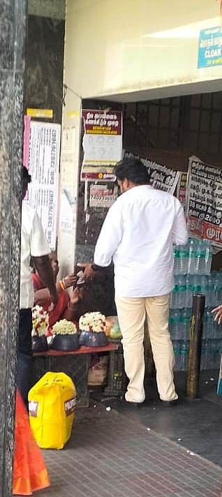 “ஏ.. எடு.. எடு..” -சேலம் பேருந்து நிலையத்தில் பெண்களிடம் மாமூல்.. அட்ராசிட்டியில் ஈடுபடும் தவெக நிர்வாகி!