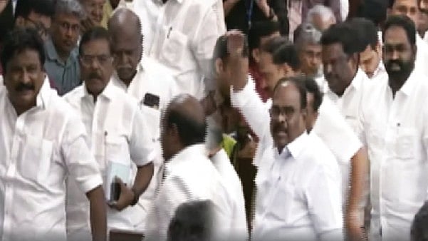 ஆதாரத்தோடு பேசுங்கள்...! : முதலமைச்சர் பேச்சை கண்டித்து சட்டப்பேரவையில் இருந்து தி.மு.க வெளிநடப்பு!