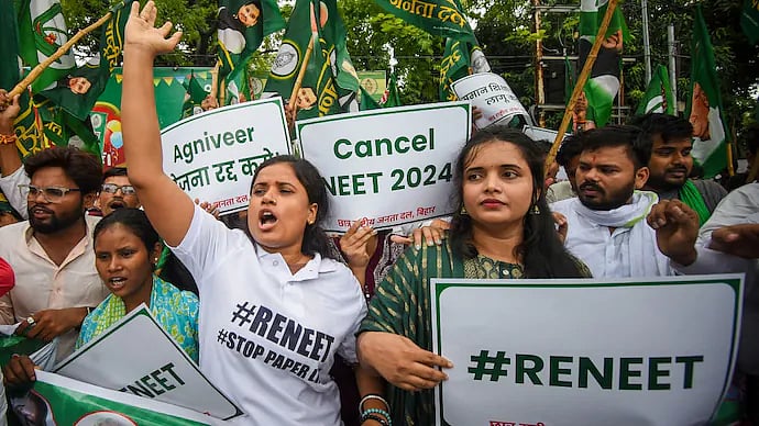 “மாணவர்களின் உயிரைக் குடிக்கும் நீட்.. மோசடித் தேர்வுக்கு முற்றுப்புள்ளி வையுங்கள்” : கொந்தளித்த முரசொலி!