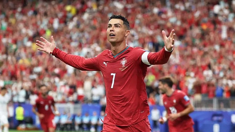 “FIFA உலகக்கோப்பை.. யாரும் தொட முடியாத இரட்டை சாதனை.. மிரட்டும் ரொனால்டோ” : முழு விவரம் அறிக!