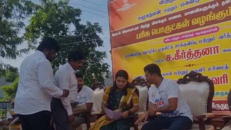 ஏன் கீர்த்தனா பெயரை முதலில் போட்டீர்கள்? : அதிகாரிகளிடம் கடிந்து கொண்ட அமைச்சர் ஜெகதீஸ்வரி!