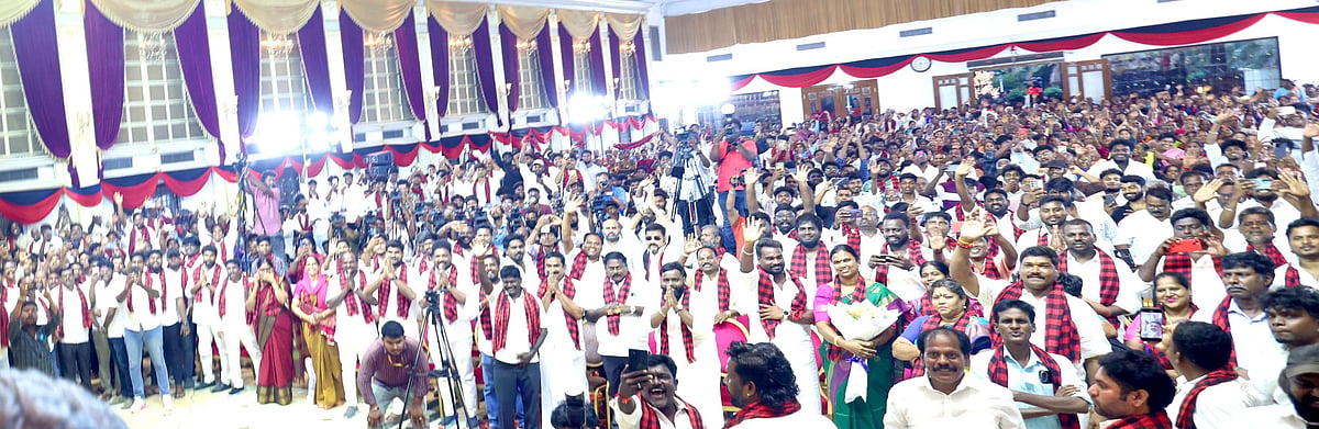 “திமுக தலைவர் மு.க.ஸ்டாலின் முன்னிலையில்.. பிரம்மாண்ட விழா.. கழகத்தில் இணைந்த 5,000 மாற்றுக் கட்சியினர்”