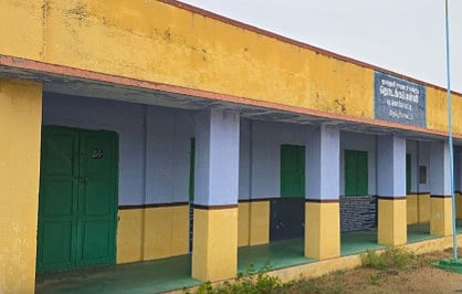 மூடப்பட்ட 5 அரசுப்பள்ளிகள்.. சேர்க்கை இல்லை என காரணம் கூறிய அரசு.. கேள்விக்குறியாகும் மாணவர்களின் நிலை!