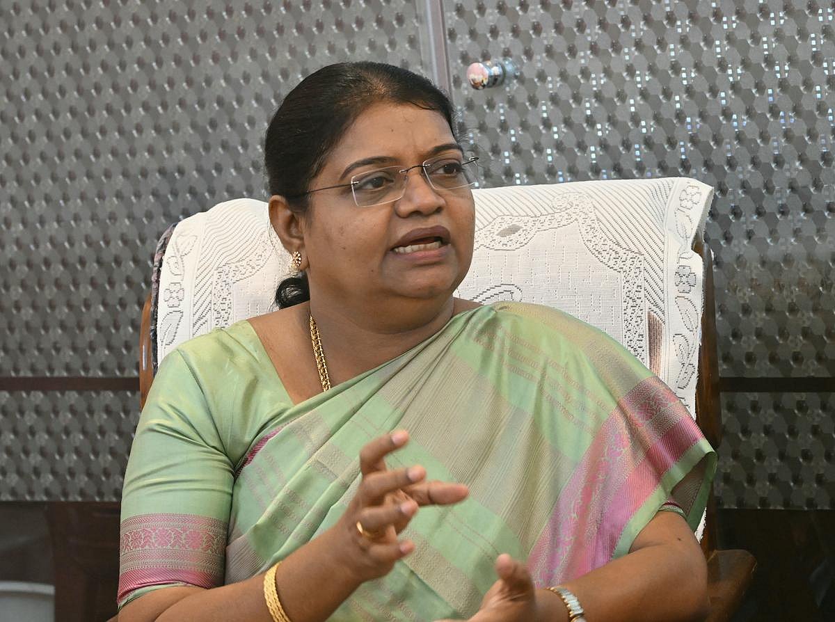 “சபரி வர்மன் காவல் மரணம்.. கொடூரமான துறையாக முதல்வர் விஜயின் உள்துறை உள்ளது” : கீதா ஜீவன் காட்டம்!