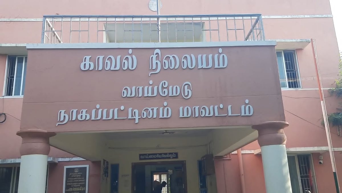 2 பவுன் சங்கிலி பறிப்பு.. காவல் நிலையம் முன்பே நடந்த சம்பவம்.. தவெக நிர்வாகி செயலை கண்டுகொள்ளாத போலீஸ்!