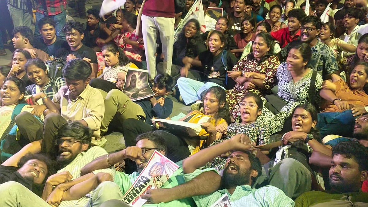 “நீட் தேர்வை எதிர்த்து போராடும் மாணவர்களின் கையையும் காலையும் உடைக்கும் விஜய்” : முரசொலி ஆவேசம்!