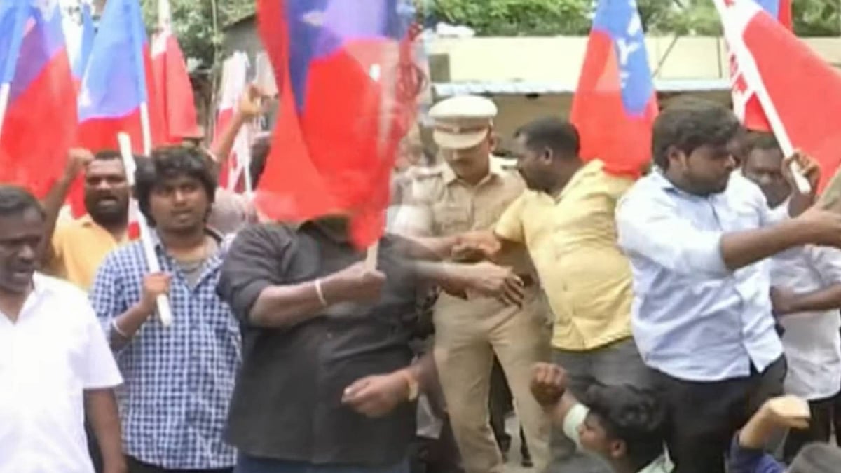 நீட் தேர்வுக்கு எதிராக சென்னையில் தொடரும் போராட்டம்.. ஆளுநர் மாளிகையை நோக்கி பேரணி.. கடும் தள்ளுமுள்ளு!
