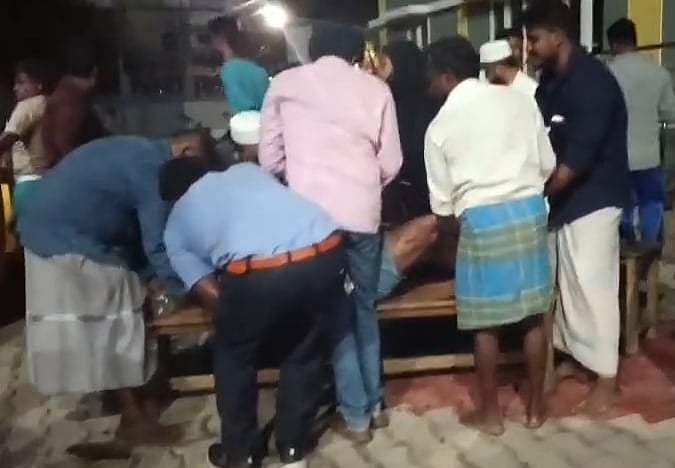 ‘அரசு மருத்துவமனையில் ஸ்ட்ரெச்சர் இல்லை.. மரப் பலகையில் படுக்க வைத்து சிகிச்சையளித்த அவலம்!’