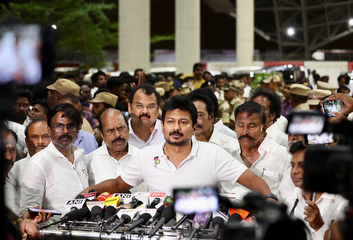 உதயநிதி ஏற்படுத்திய எழுச்சி : தனக்குத் தானே ‘சூனியம்' வைத்துக் கொண்ட முதலமைச்சர் விஜய்!
