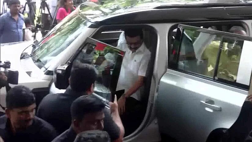 திமுக தலைவருக்கான பாதுகாப்பு குறைப்பு.. தவெக அரசின் அரசியல் உள்நோக்கமா? : தலைவர்கள் கடும் கண்டனம்!