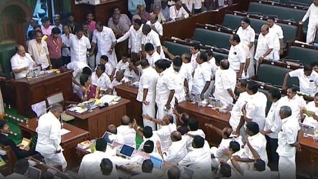 எதிர்க்கட்சித் தலைவரைப் பேசவிடாமல் திட்டமிட்டு அனுமதி மறுத்த சபாநாயகர் : தர்ணா - தி.மு.க வெளிநடப்பு!