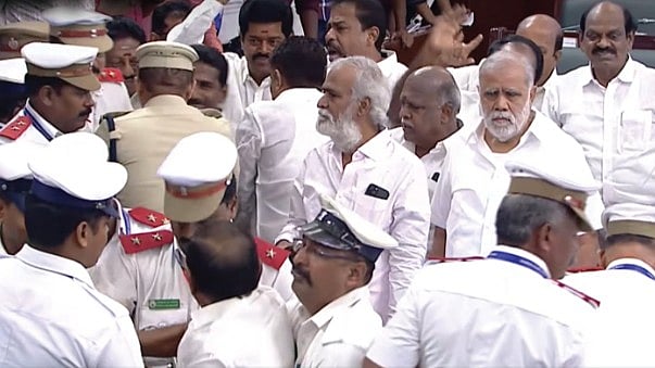 முதலமைச்சர் விஜய்யின் பேச்சை நீக்கச் சொன்ன தி.மு.க : அவைக்காவலர்களை ஏவி வெளியேற்றிய சபாநாயகர்!