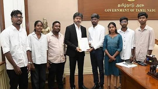மாணவர்களின் அயல்நாட்டு கல்விக் கனவு சிதைக்காதே : த.வெ.க அரசுக்கு SFI கண்டனம்!
