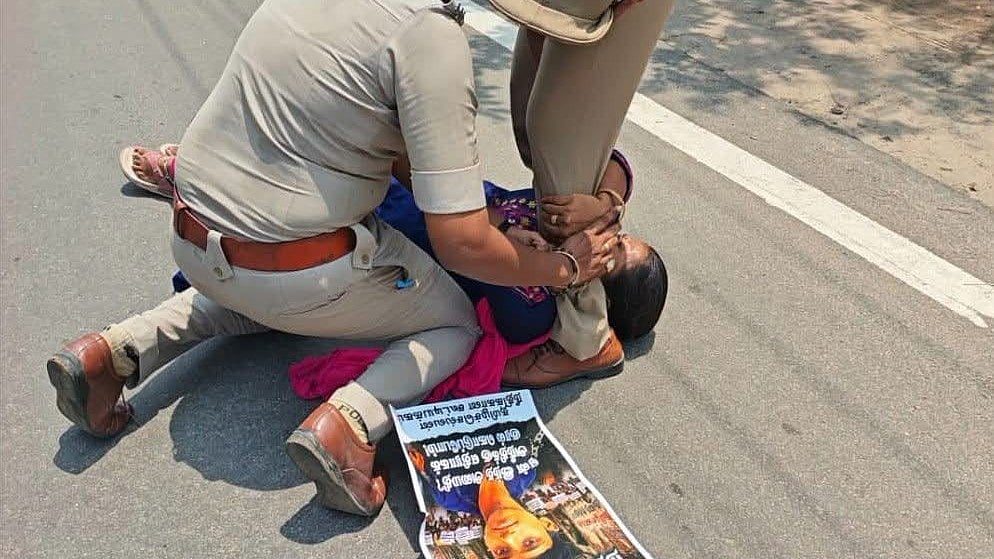 ஜனநாயகத்தின் குரல்வளையை தன் பூட்ஸ் காலால் நெறிக்கும் த.வெ.க அரசு : தி.மு.க ஆவேசம்!
