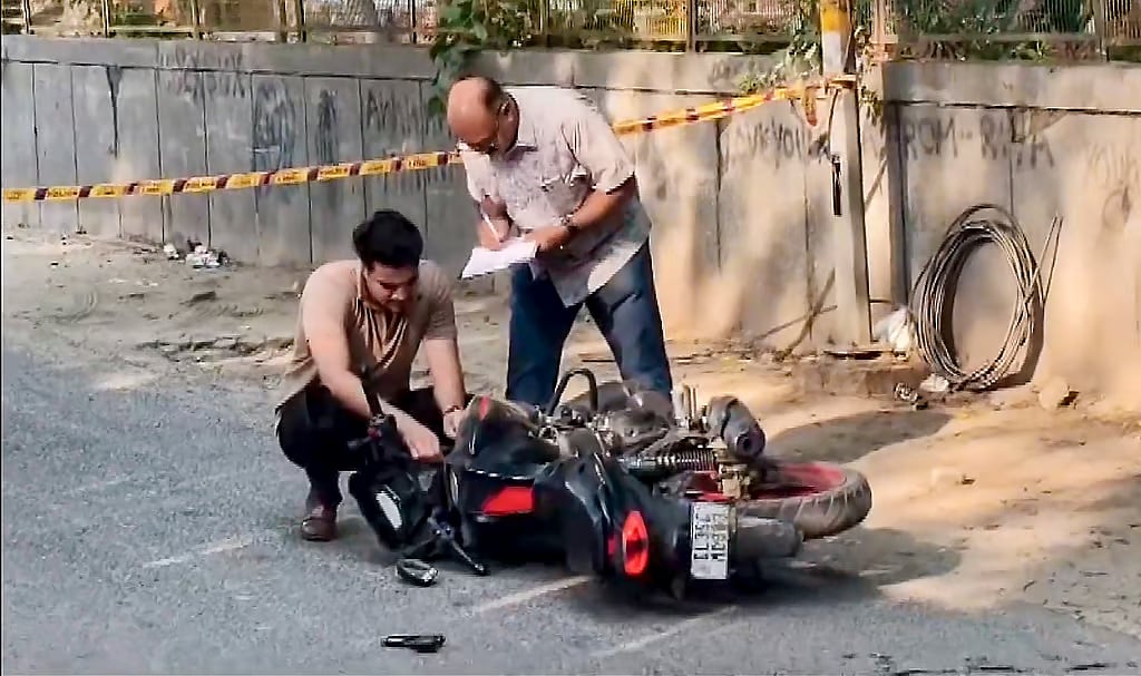 “ஹே நாங்க போலீஸ்..” கோயிலுக்கு சென்ற சிறுமி.. துப்பாக்கி முனையில் கூட்டுப் பாலியல் வன்கொடுமை - ஷாக்!