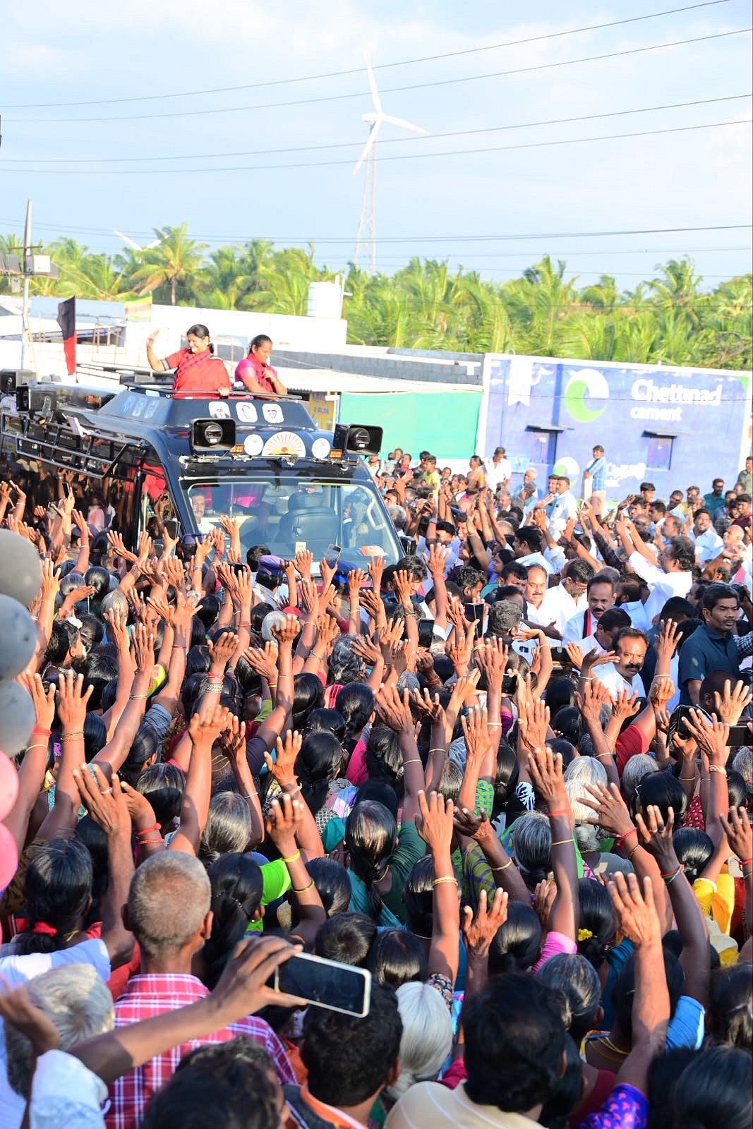 “ஊரான் வீட்டு நெய்யில் காராபூந்தி சுடுகிறார் விஜய்” : தாராபுரத்தில் கனிமொழி எம்.பி பேச்சு!