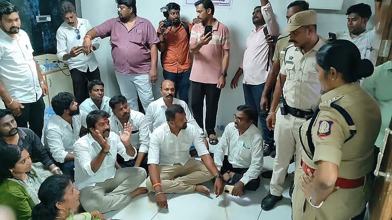 படுதோல்வியடைந்த தவெக.. அமோக வெற்றி பெற்ற திமுக.. கும்பகோணம் பரஸ்பர சகாய நிதி நிறுவன தேர்தலில் நடந்தது?