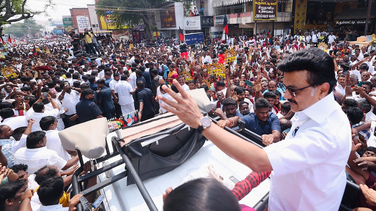 தாராபுரத்தில் திமுக தலைவர் மு.க.ஸ்டாலின்.. மிரட்டிய ரோடு ஷோ.. ஆயிரக்கணக்கில் குவிந்த மக்கள்!