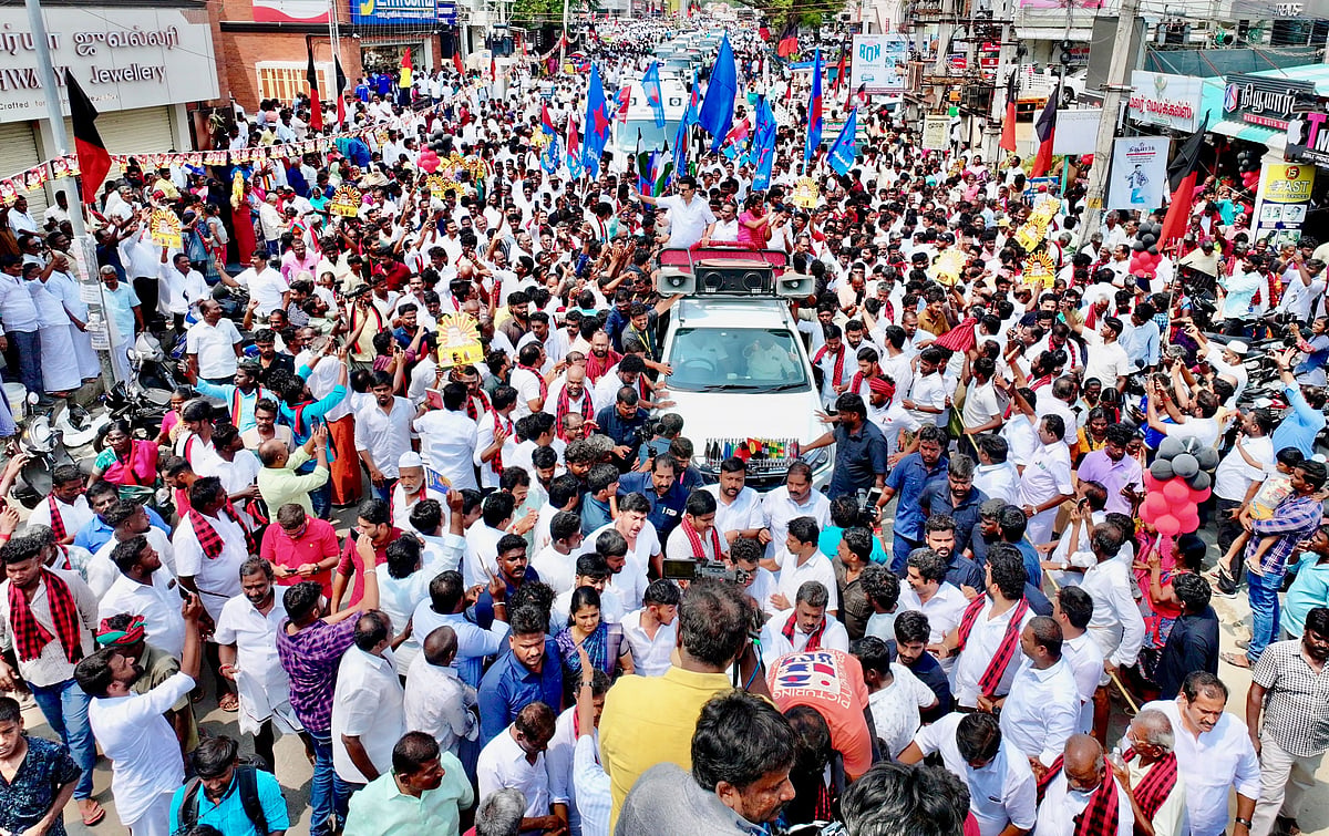 தாராபுரத்தில் திமுக தலைவர் மு.க.ஸ்டாலின்.. மிரட்டிய ரோடு ஷோ.. ஆயிரக்கணக்கில் குவிந்த மக்கள்!