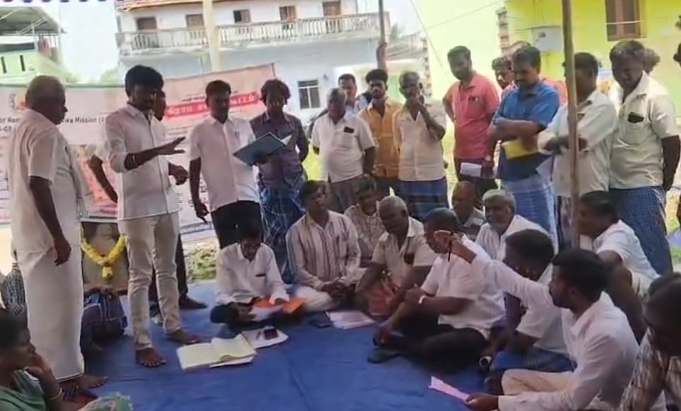 தொடர் அட்ராசிட்டி... கிராம சபைக் கூட்டத்தை நடத்திய தவெக நிர்வாகிகள்.. சேலத்தில் அதிர்ச்சி! | VIDEO