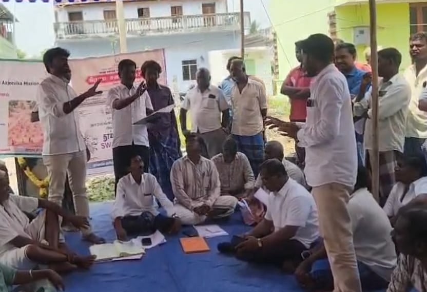 தொடர் அட்ராசிட்டி... கிராம சபைக் கூட்டத்தை நடத்திய தவெக நிர்வாகிகள்.. சேலத்தில் அதிர்ச்சி! | VIDEO