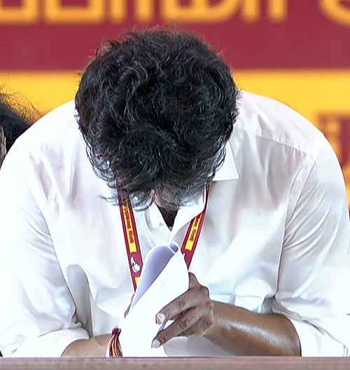“தேர்தல் வாக்குறுதியில் ரீல் விட்டுவிட்டு, இப்போது செவிலியர்களை ஏமாற்றியுள்ளது த.வெ.க அரசு!” : கனிமொழி!