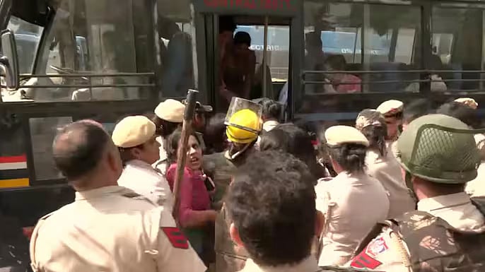 இளைஞர்கள் மீது போர் தொடுத்துள்ள ஒன்றிய பா.ஜ.க அரசு : டெல்லியில் அறிவிக்கப்படாத அவசரநிலை!
