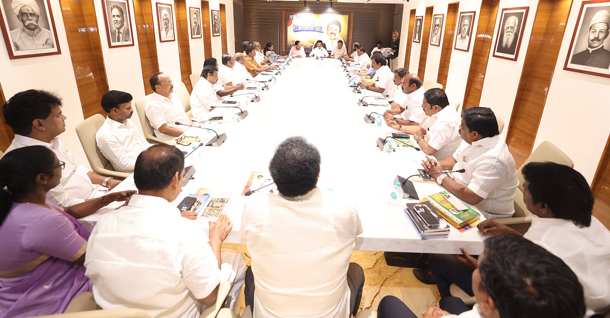 “போராட்டத்திற்கு ஆதரவு.. காங்கிரஸ் இரட்டை வேடம்” : திமுக MP-க்கள் கூட்டத்தில் 4 தீர்மானங்கள் நிறைவேற்றம்!