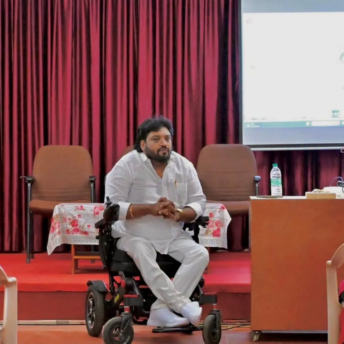 இவருக்கு பதில் இவர்... மாற்றுத்திறனாளிகளை புறக்கணிக்கும் விஜய்... தீபக் நாதன் கடும் கண்டனம்!