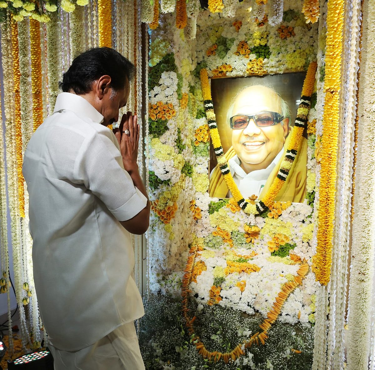 mk stalin pays homage to kalaignar karunanidhi on his death anniversary