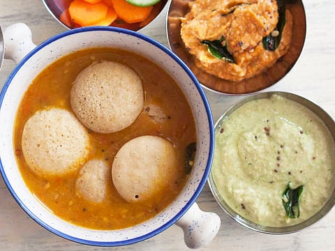 சுடச்சுட இட்லி… சுவைக் கூட்ட சாம்பார்!