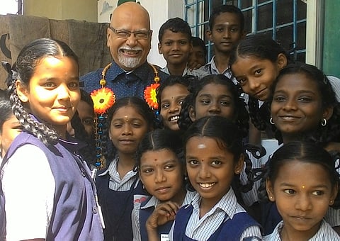அந்த சின்ன ஊரிலும் உலகின் திறவுகோல் இருந்தது ஆச்சர்யம்.