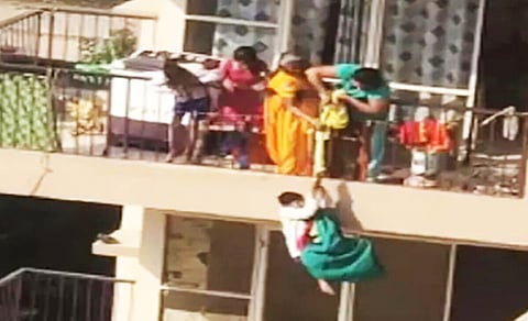 10-வது மாடி பால்கனியில் மகனை துணியில் கட்டி தொங்க விட்ட தாய்: ஹரியானாவில் அதிர்ச்சி!