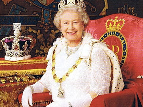 பிரிட்டன் அரசியின் வெண்கொற்றக் குடையின் கீழ்!