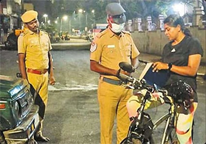 நள்ளிரவில் சைக்கிளில் சென்று ஆய்வு: பெண் ஐபிஎஸ் அதிரடி!