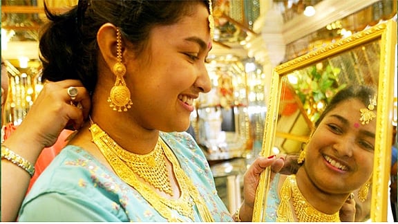 காலையிலேயே ஷாக் கொடுத்த  தங்கம் விலை - சவரனுக்கு ரூ.2,200 உயர்வு..!!