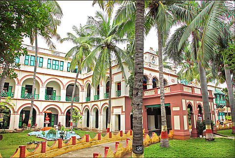 இது அன்பாலும் கருணையாலும் எழுந்த  அரண்மனை