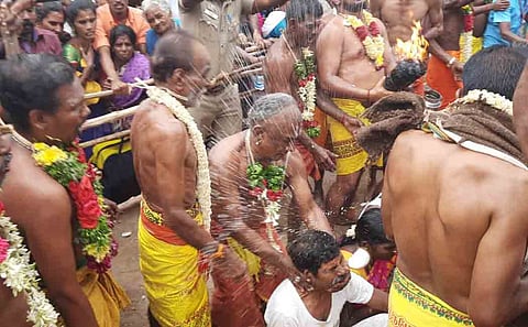 தலையில் தேங்காய் உடைத்து வழிபாடு!