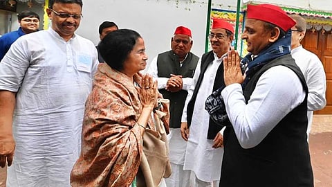 காங்கிரஸ் அல்லாத மூன்றாவது அணி அமைக்க அகிலேஷ் யாதவ் முயற்சி; கரை சேருமா?