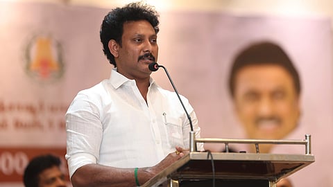 கோடை விடுமுறையை ஒரு வாரம் நீட்டிக்க தமிழக அரசு தயங்குவது ஏன்?