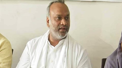 மல்லிகார்ஜுன கார்கே மகனுக்கு தேர்தல் ஆணையம் நோட்டீஸ்!