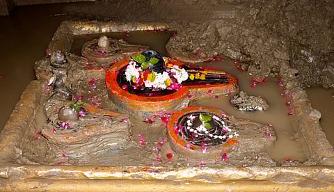 சாபத்தால் சாய்ந்து நிற்கும் சிவன் கோயில்!