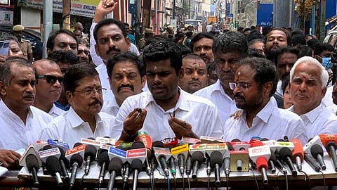 சிதம்பரம் கனகசபை சர்ச்சை - அரசியலாக்க விரும்பவில்லை என்று மறுத்த அண்ணாமலை அறிக்கை வெளியிட்டது ஏன்? 