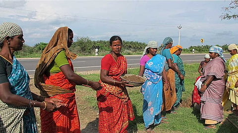 நூறு நாள் திட்டத்தின் கீழ் வேலைசெய்யும் பெண்களுடன் உரையாடிய முதல்வர்.