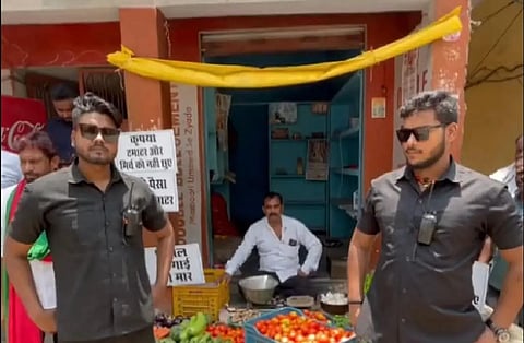 உச்சத்தில் தக்காளி விலை: கடைக்கு பாதுகாப்பு போட்ட உ.பி. வியாபாரி!