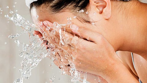 முகம் பளபளப்பாக இருக்க சில எளிய வழிகள்!