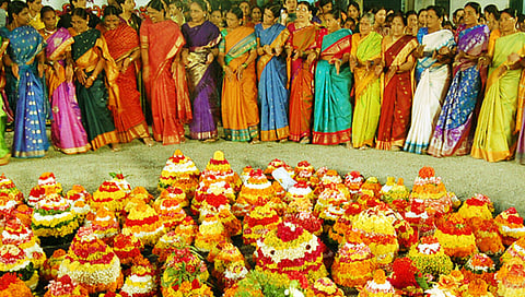 தெலங்கானா மக்கள் கொண்டாடும் பதுகம்மா கலாசார மலர் திருவிழா!