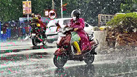 Precaution for women who go to work in rainy season!